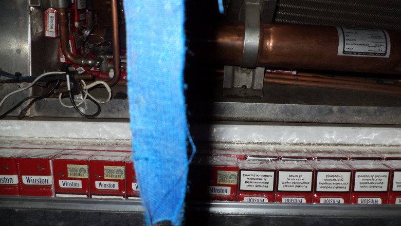 Aproape 3.000 de pachete de tigari de contrabanda descoperite sub radiatorul unei remorci  Imagine