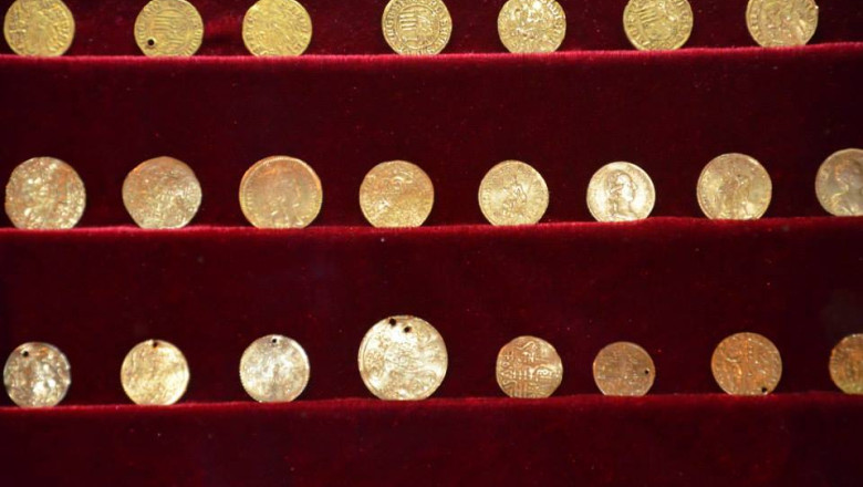 Aproape 400 de piese de aur si argint, expuse la Muzeul din Deva. Vizitatorii sunt controlati cu detectorul de metale  Imagine