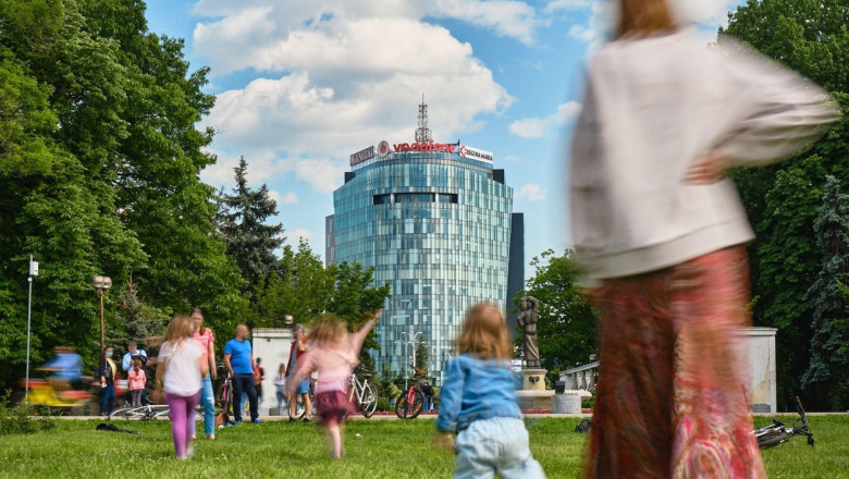 Aproape 50.000 de romani au plecat definitiv din tara anul trecut, cel mai mare numar din ultimii 30 de ani. Expert: Va fi si mai rau Imagine