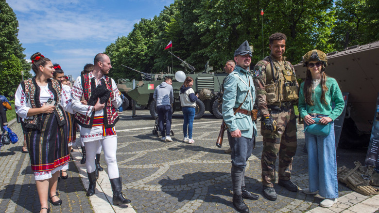 Aproape 90% dintre romani cred ca Romania trebuie sa ramana in UE si NATO (sondaj INSCOP) Imagine