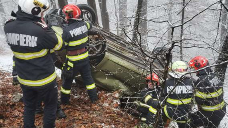 Aproape de tragedie. O masina condusa de o femeie, in care se aflau si doi copii, aproape sa cada in lacul barajului Firiza Imagine