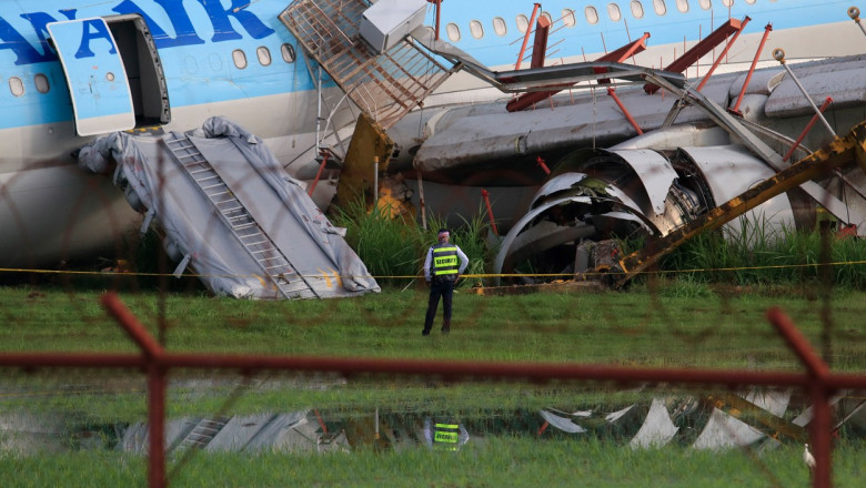 Aproape de tragedie: Un Airbus A330 al Korean Air Lines cu 173 de persoane la bord, avariat grav dupa aterizare Imagine