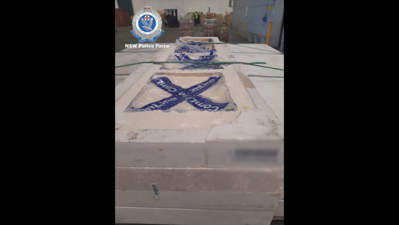 Aproape doua tone de metamfetamina de peste un miliard de dolari, descoperite in placi de marmura in containere maritime Imagine