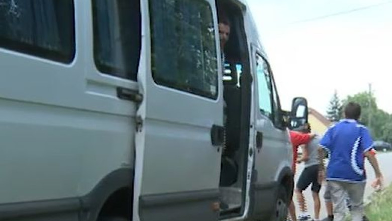 Aproape un milion de lei, datorii catre elevi. Copiii nu au primit nici acum banii pe naveta pentru 2013 si 2014 Imagine