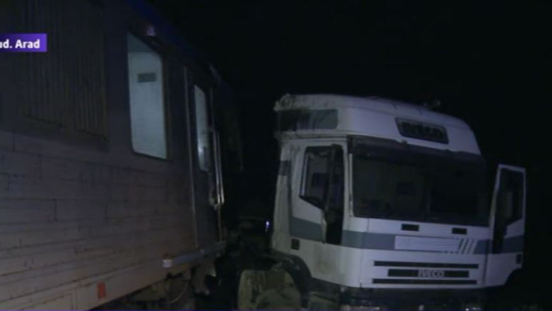 ARAD. Accident cu patru raniti intre un tren de pasageri si un camion incarcat cu nisip Imagine