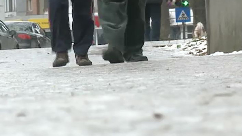 Arad: pe trotuar, ca la patinoar. Zilnic, 30-35 de persoane ajung, cu fracturi, la Urgente Imagine