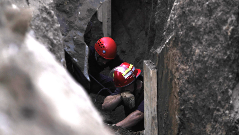 ARAD. Un muncitor prins sub un mal de pamant a fost salvat dupa noua ore Imagine