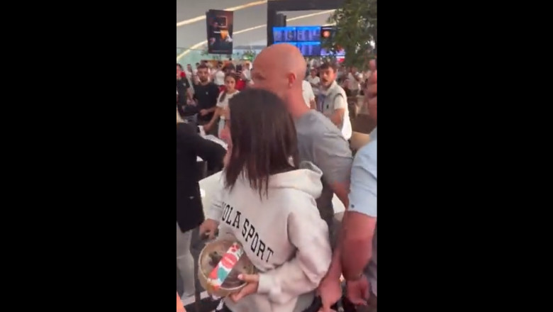 Arbitrul finalei Ligii Europa si familia sa, atacati de suporterii echipei AS Roma la aeroport – VIDEO Imagine