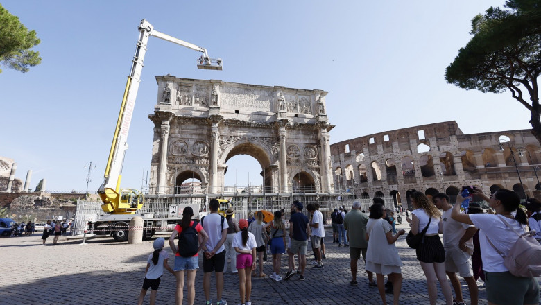 Arcul lui Constantin, din Roma, a fost avariat de un trasnet. O furtuna violenta, ciudata si neanuntata, fara precedent Imagine