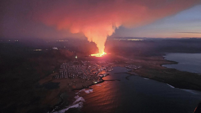 Ard casele din Grindavik. Lava de la vulcanul care a erupt in sud-vestul Islandei a ajuns in curtile oamenilor Imagine