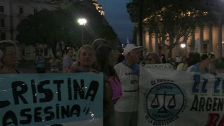 Argentina isi concediaza spionii. Presedintele a dizolvat principalul serviciu de informatii Imagine