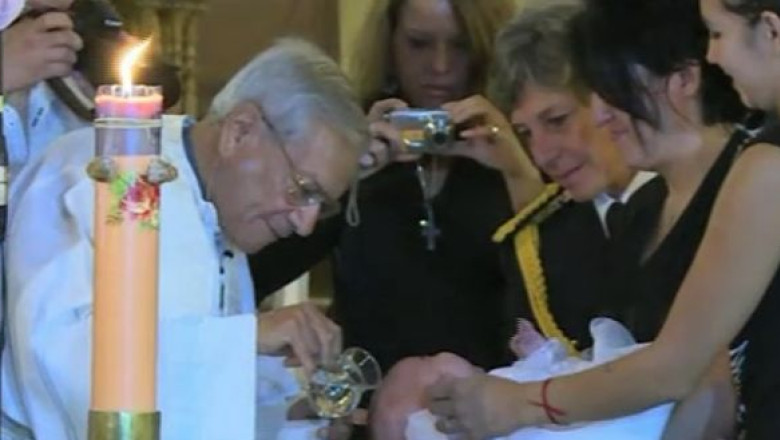 Argentina. Primul copil al unui cuplu gay a fost botezat dupa ritul catolic Imagine