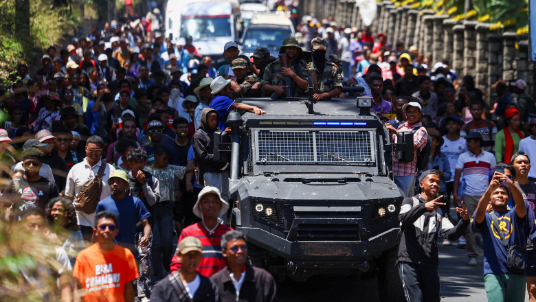 Armata a fraternizat cu protestatarii din Gen Z din Madagascar si refuza sa traga in multime Imagine