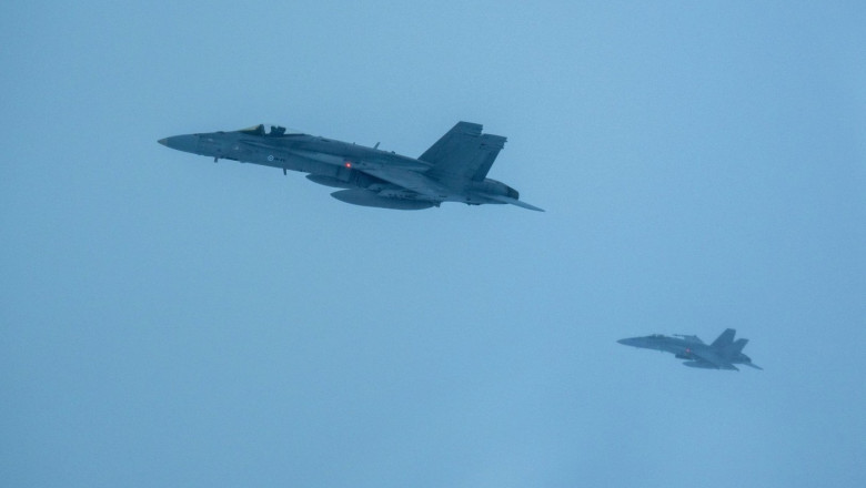 Armata americana si-a doborat din greseala un avion de vanatoare, deasupra Marii Rosii. Cei doi piloti, nevoiti sa se catapulteze Imagine