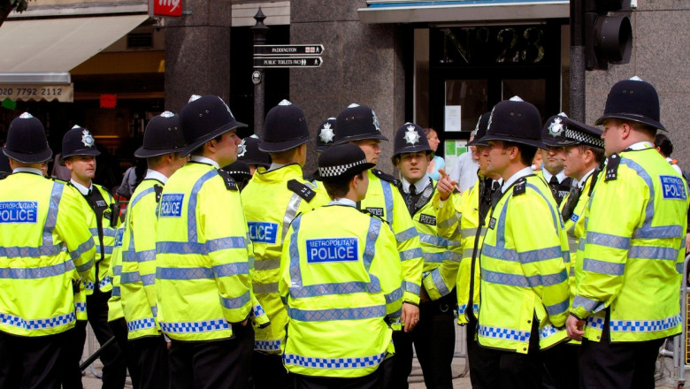 Armata britanica se ofera sa ajute politia din Londra, dupa ce agentii au inceput sa-si predea armele in semn de protest Imagine