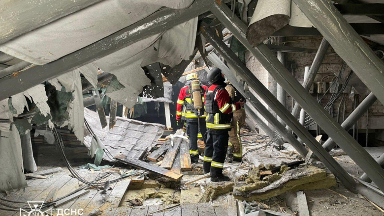 Armata lui Putin a bombardat un centru prenatal din Sumi. In cladire se aflau 166 de persoane Imagine