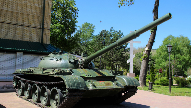 Armata rusa a scos de la naftalina tancurile T-62M, le-a modernizat si le trimite acum pe frontul din Ucraina Imagine