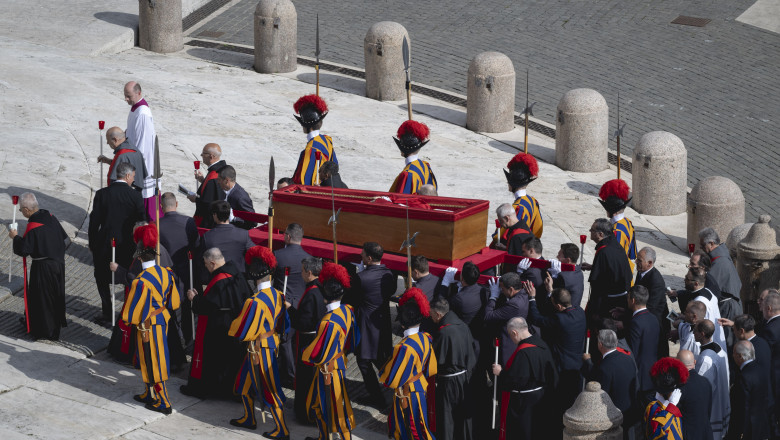 Armata suveranului pontif. Ce este Garda Elvetiana, corpul militar care vegheaza asupra trupului neinsufletit al papei Francisc Imagine