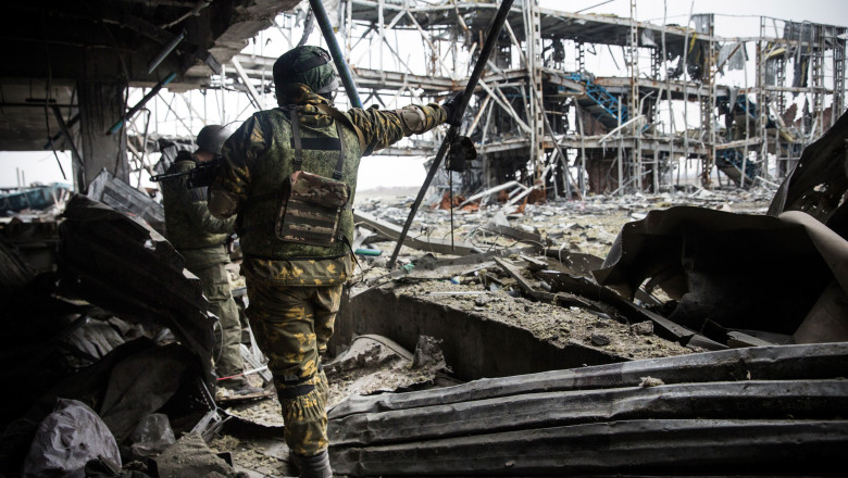 Armata ucraineana retrage echipamentul greu din est. Mariupol se pregateste de un atac al rebelilor Imagine