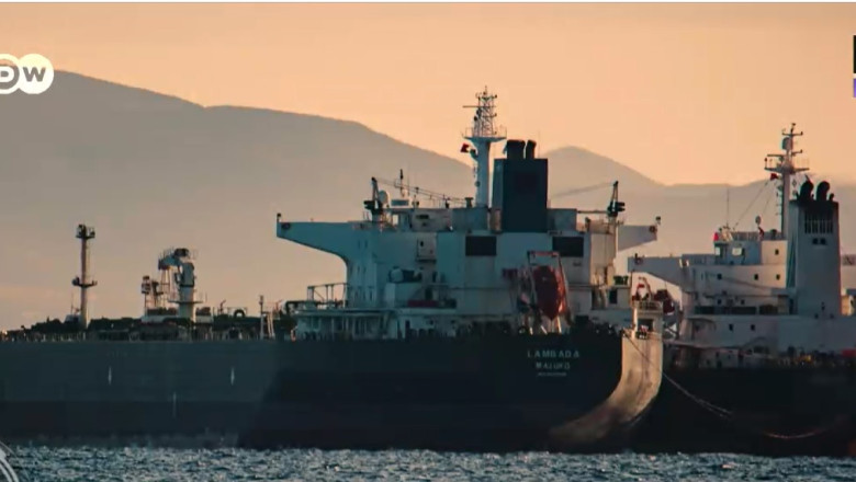 Armatorii greci fenteaza sanctiunile occidentale. Petrolul rusilor e livrat fara restrictii, direct din nave care vin din Marea Neagra Imagine
