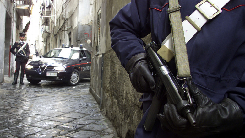 Arme confiscate in Italia, in ancheta unor crime in care victima a fost si un roman Imagine