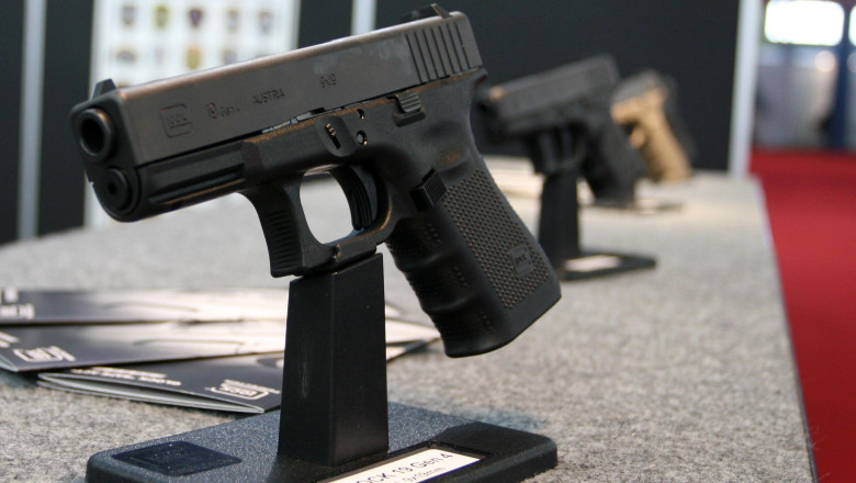 Arme detinute ilegal. Zeci de perchezitii au loc in Bucuresti si sapte judete Imagine