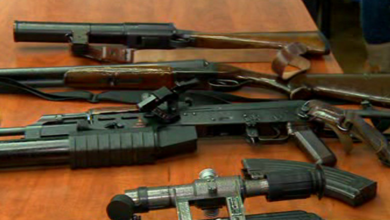 Arme si munitie confiscate de la doi ieseni  Imagine
