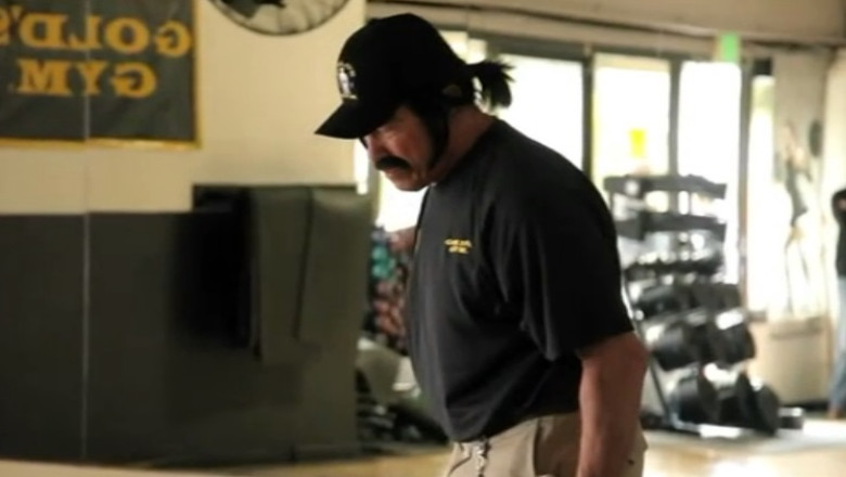 Arnold Schwarzenegger s-a deghizat in antrenor la o sala de forta Imagine