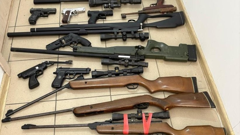 Arsenalul descoperit de politisti in urma a 37 de perchezitii in judetul Brasov: zeci de arme, munitie si articole pirotehnice Imagine