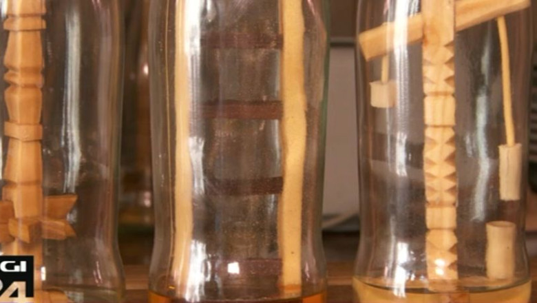 Arta din sticlele de horinca. In acestea, mesterii populari construiesc scari si fantani Imagine