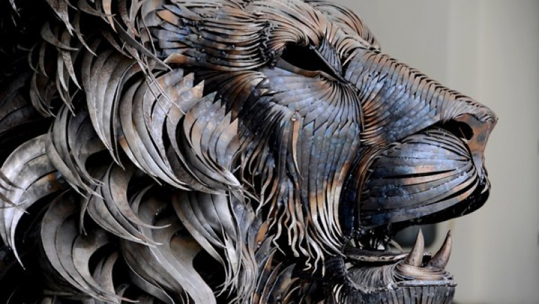 ARTA. Leu de 250 de kilograme confectionat din 4.000 de bucatele de metal Imagine