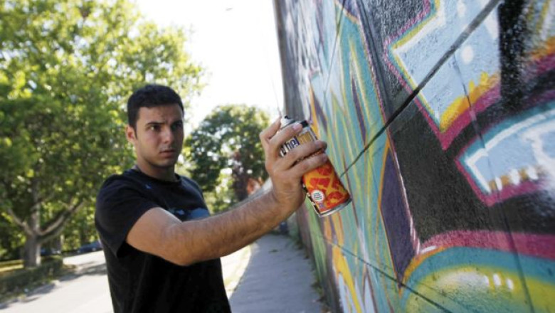 Arta urbana. Portretele lui Cuza si Stefan cel Mare vor infrumuseta un vechi gang din Iasi Imagine