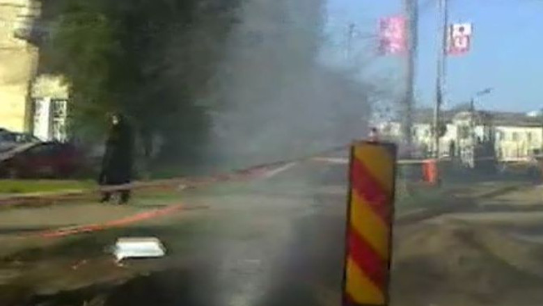 Arteziana aparuta in mijlocul asfaltului, la Arad Imagine