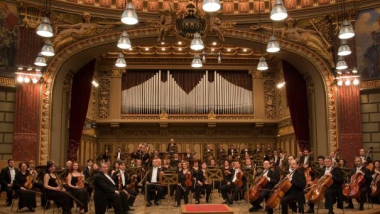 Artistii Filarmonicii George Enescu au protestat in fata Ateneului Roman din cauza salariilor mici Imagine