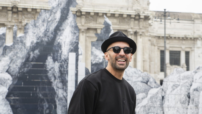 Artistul stradal JR a transformat intrarea in Gara Centrala din Milano intr-o iluzie optica impresionanta Imagine