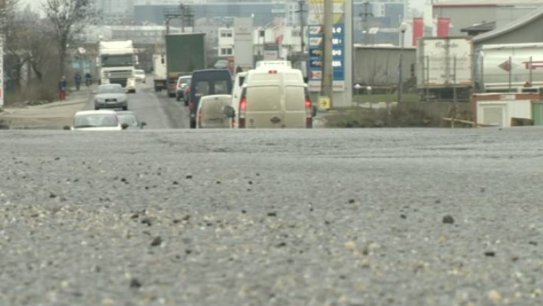 Asfalt turnat cu portia pe soseaua de centura a Bucurestiului Imagine