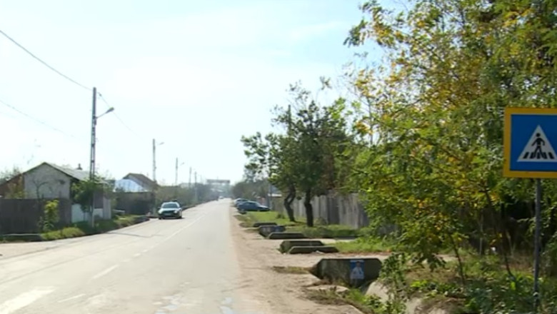 Asfalt turnat peste canalizarea neterminata. Conductele au fost ingropate fara a fi conectate la locuinte Imagine