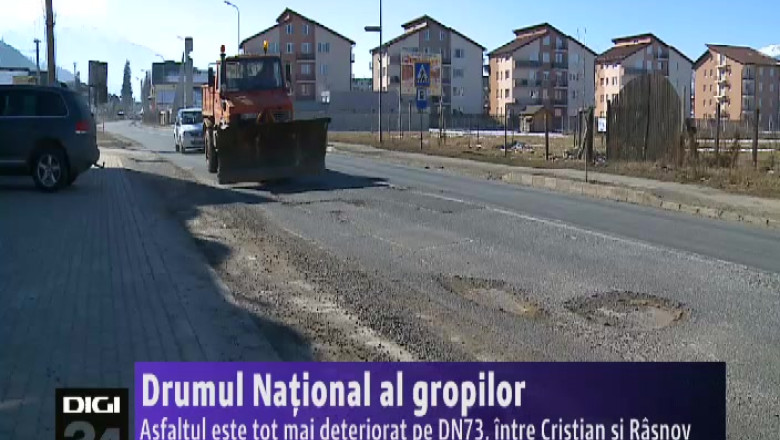 Asfaltul este tot mai deteriorat pe DN73, intre Cristian si Rasnov Imagine