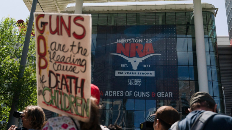 Asociatia pro-arme din SUA isi tine conferinta anuala la 3 zile de la masacrul din Texas:Veniti sa vedeti arme de la producatori de top Imagine