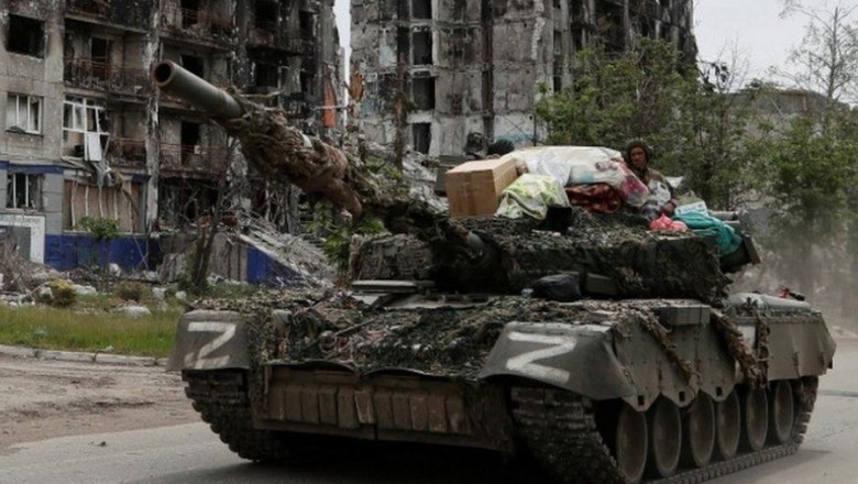 „Asta e boilerul meu”. O refugiata din Ucraina si-a vazut obiectele din casa furate cu tancul de invadatorii rusi (BBC) Imagine