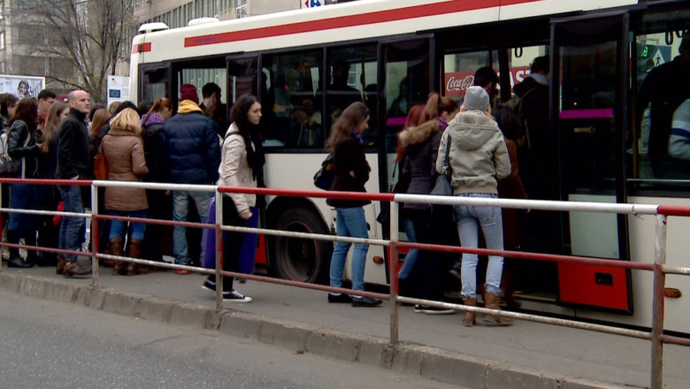 Asteptare prelungita in statii. Autobuzele care au inlocuit tramvaiele ajung si la intervale de 30 de minute Imagine