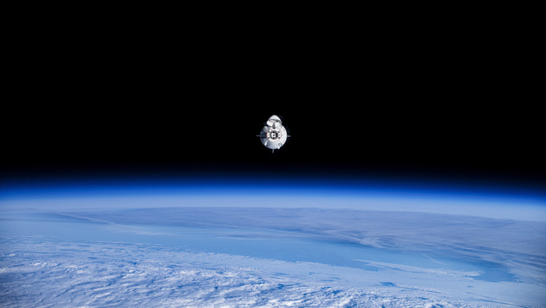 Astronautii adusi de pe Statia Spatiala Internationala au fost intampinati de delfini dupa ce au amerizat in largul Floridei Imagine