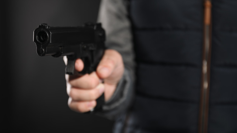 Atac armat la o banca din municipiul Calarasi: Un barbat a scos pistolul de sub geaca si a cerut bani Imagine