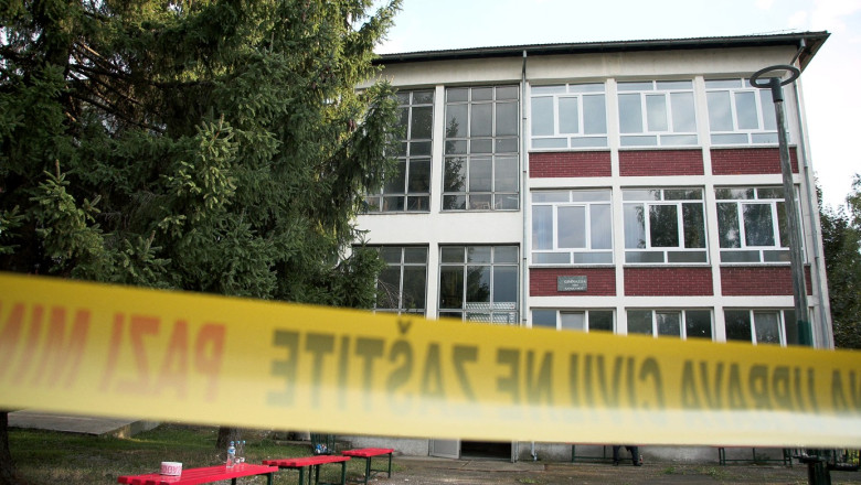 Atac armat la un liceu din Bosnia. Portarul a impuscat cu o arma militara directorul, secretara si o profesoara de engleza Imagine
