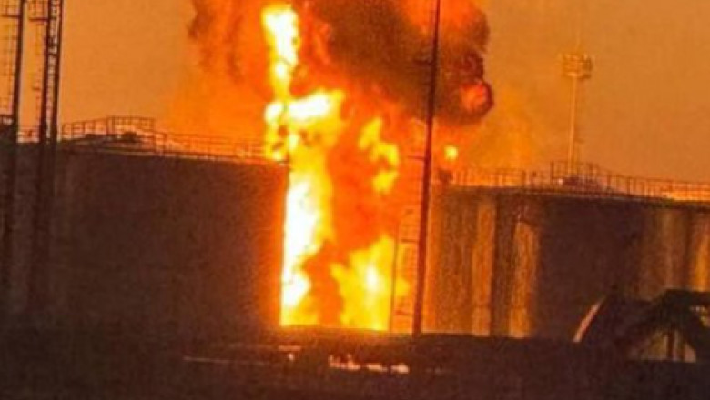 Atac ucrainean in regiunea Rostov din Rusia. Un incendiu masiv a izbucnit la un depozit de petrol, dupa ce a fost lovit de drone Imagine