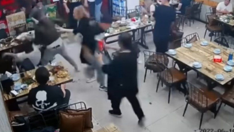 Atac violent asupra unor femei care luau masa intr-un restaurant. Imaginile au starnit indignare in China Imagine