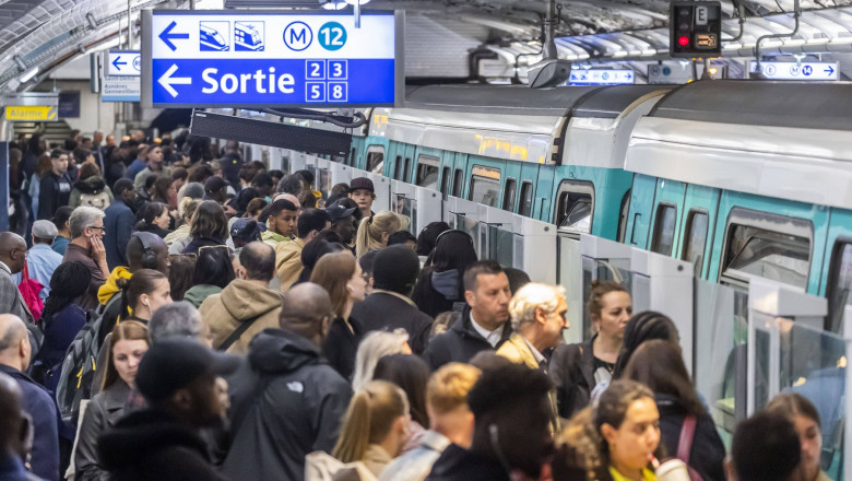Atac violent cu toporul intr-o statie de tren din apropiere de Paris. Mai multe persoane au fost ranite, printre care si copii Imagine