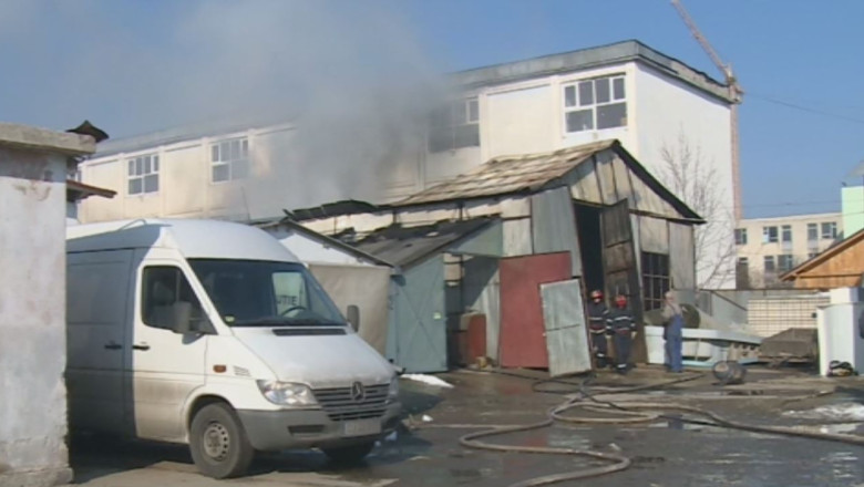 Atelier de productie, in flacari Imagine