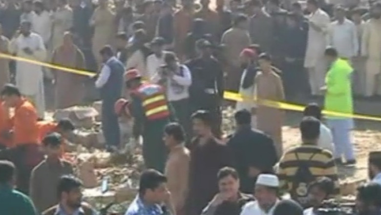 Atentat cu bomba in Pakistan, soldat cu cel putin 23 de morti Imagine