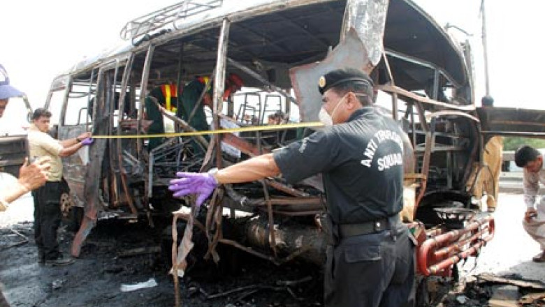 Atentat sangeros in Pakistan. Cel putin 18 functionari publici au murit in urma unei explozii Imagine